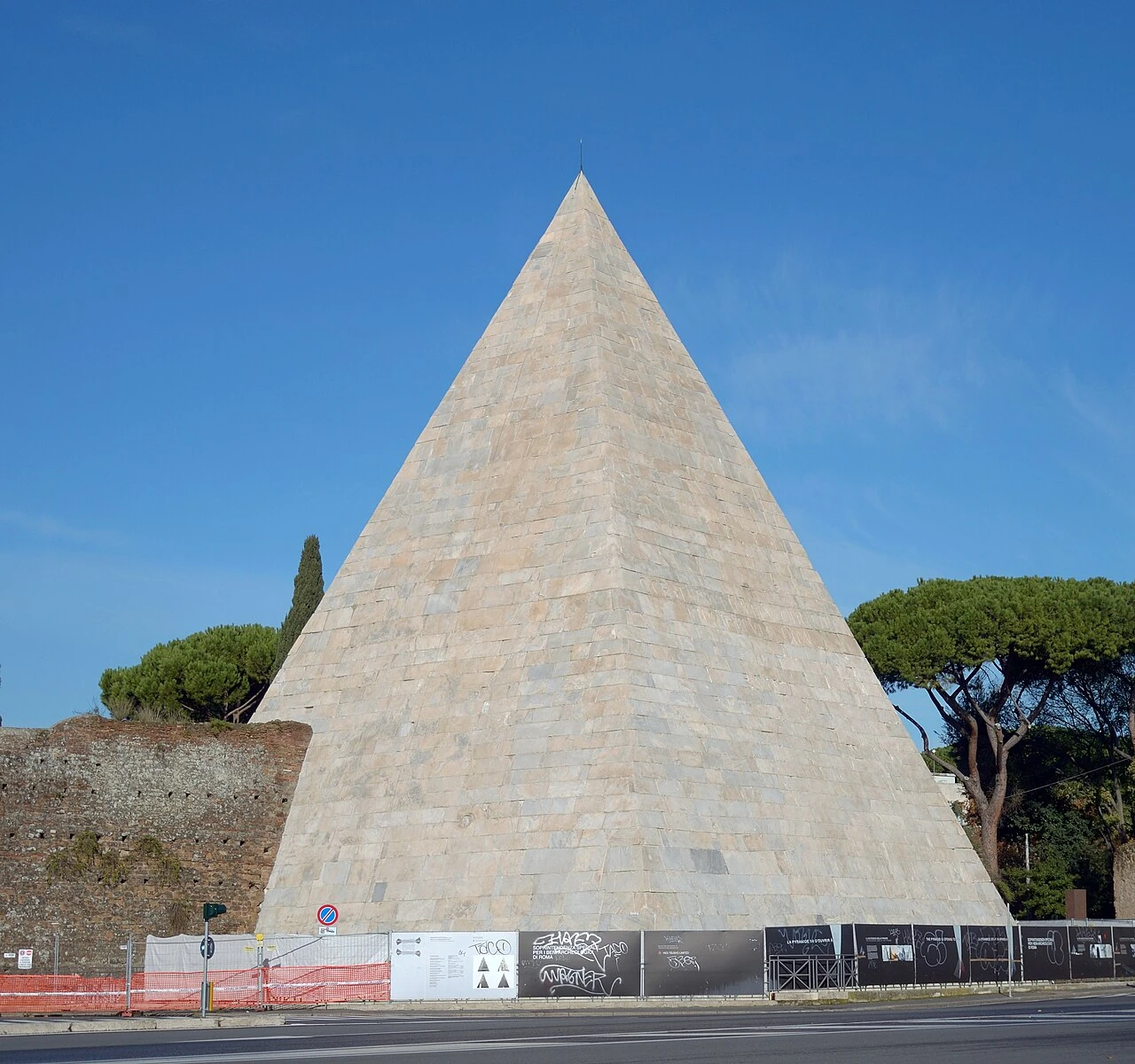 Piramide Cestia & Protestant Cemetery